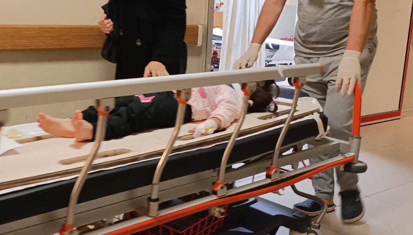 2 yasindaki cocuk balkondan duserek yaralandi qFUczEOD