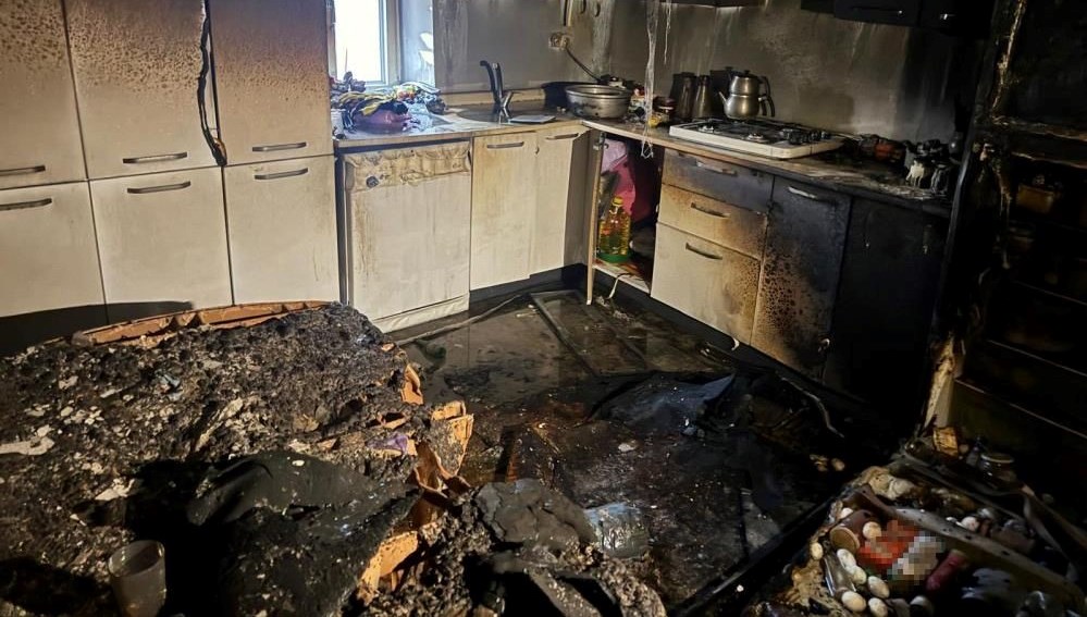 boluda mutfakta baslayan yangin evi yakti wOwWXrrv