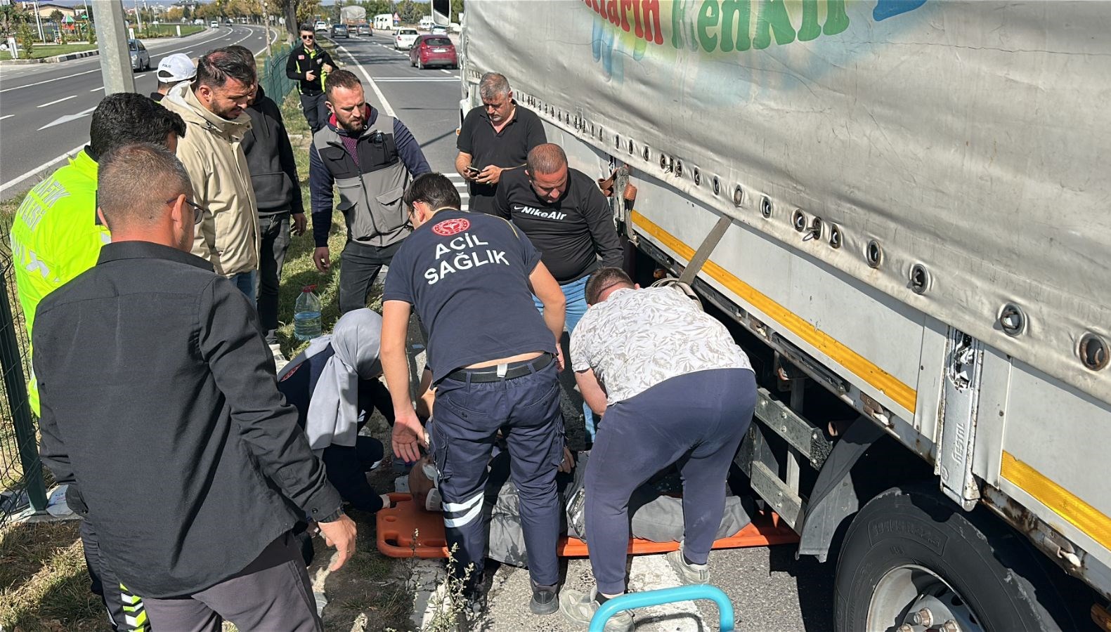 karsiya gecmek isteyen yasli adama tir carpti NQPedxJt.jpg