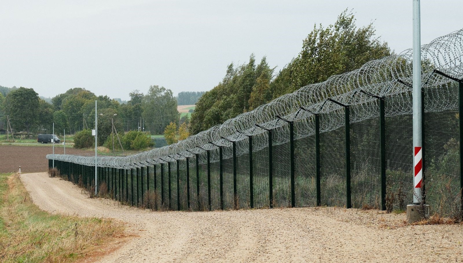 sinirda silahli rus askerleri goruldu estonya yolu kapatti ZK5LLY5O.jpg