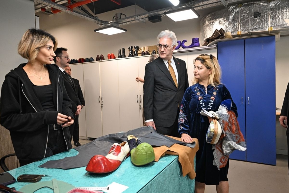 Hatay ve Kars Devlet Tiyatroları sahneleri kurulacak