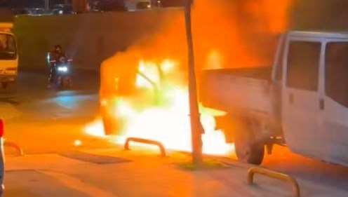 istanbulda hafif ticari arac alev topuna dondu C24ksEpF.jpg