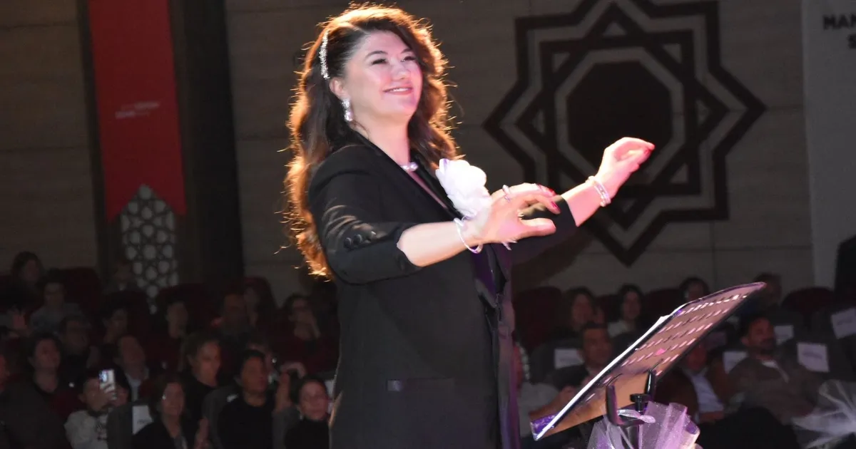 manisa yunusemre hemden sari zeybek konseri 8SjyJiyx.webp