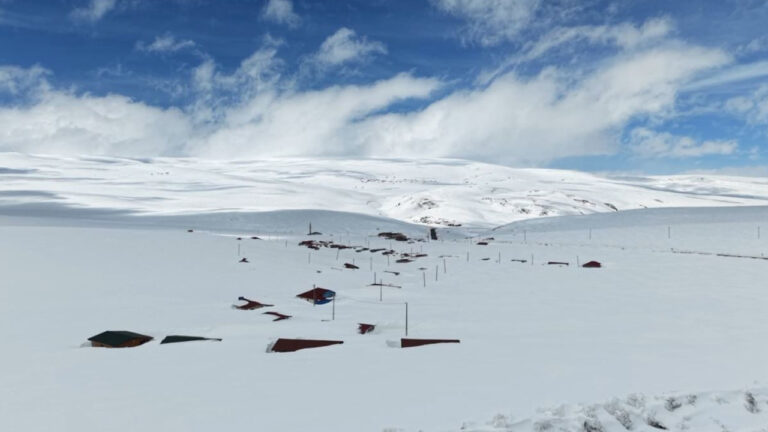 bahari-beklerken-kis-geri-geldi-evler-karlar-altina-kaldi-wE93S7ci
