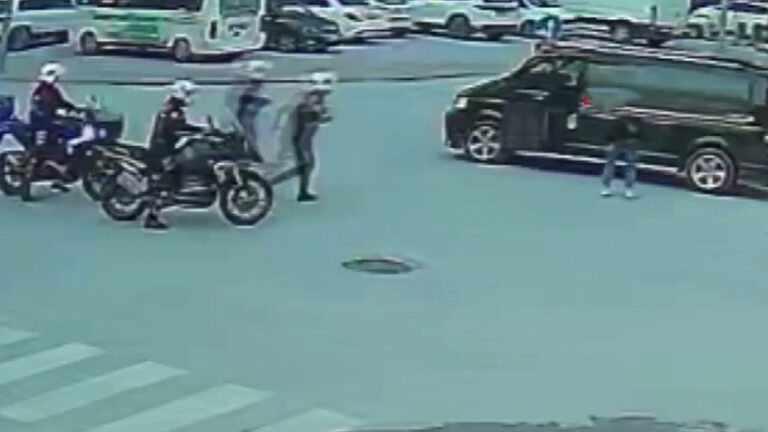 korna-calarak-polislerden-yardim-istedi-trafikte-panik-anlar-6a1jFmmk