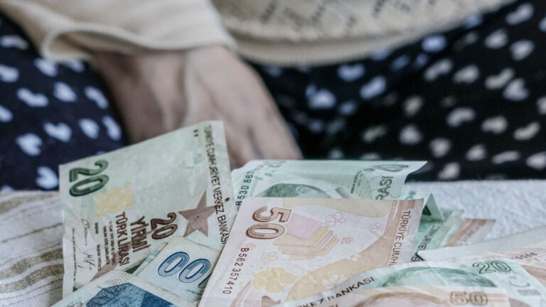 mahkemeden-karar-cikti-emekli-maasina-tam-bloke-koymanin-yolu-acildi-RtOP6XLj