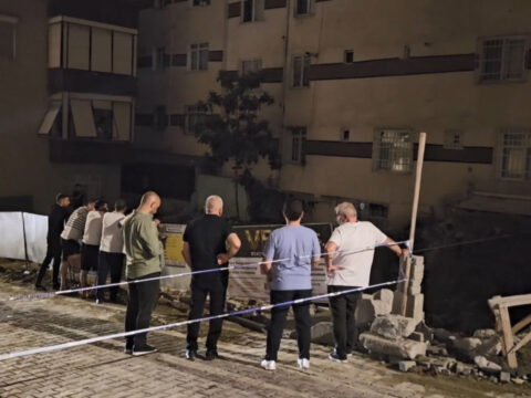 Kolonlarindan ses gelen bina bosaltildi sakinler ile muteahhit arasinda gerginlik MT8smXtU